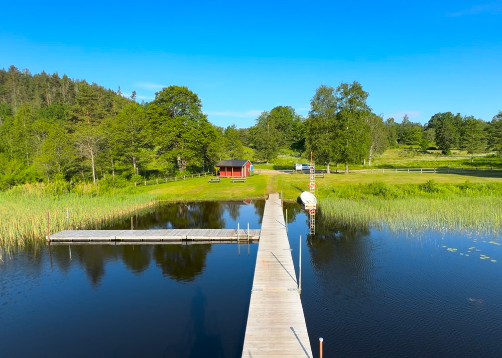 Ett kollage över en röd stuga